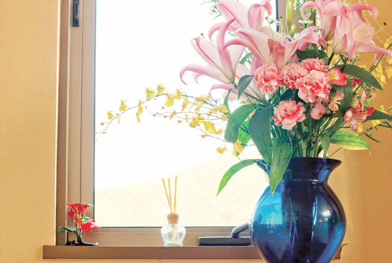 窓際には花瓶が飾られています